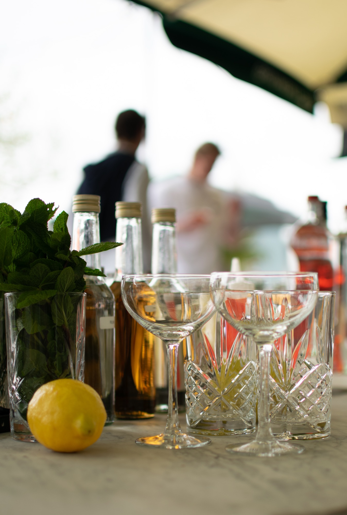 Coupes en flessen op de bar van Bar Bonamy