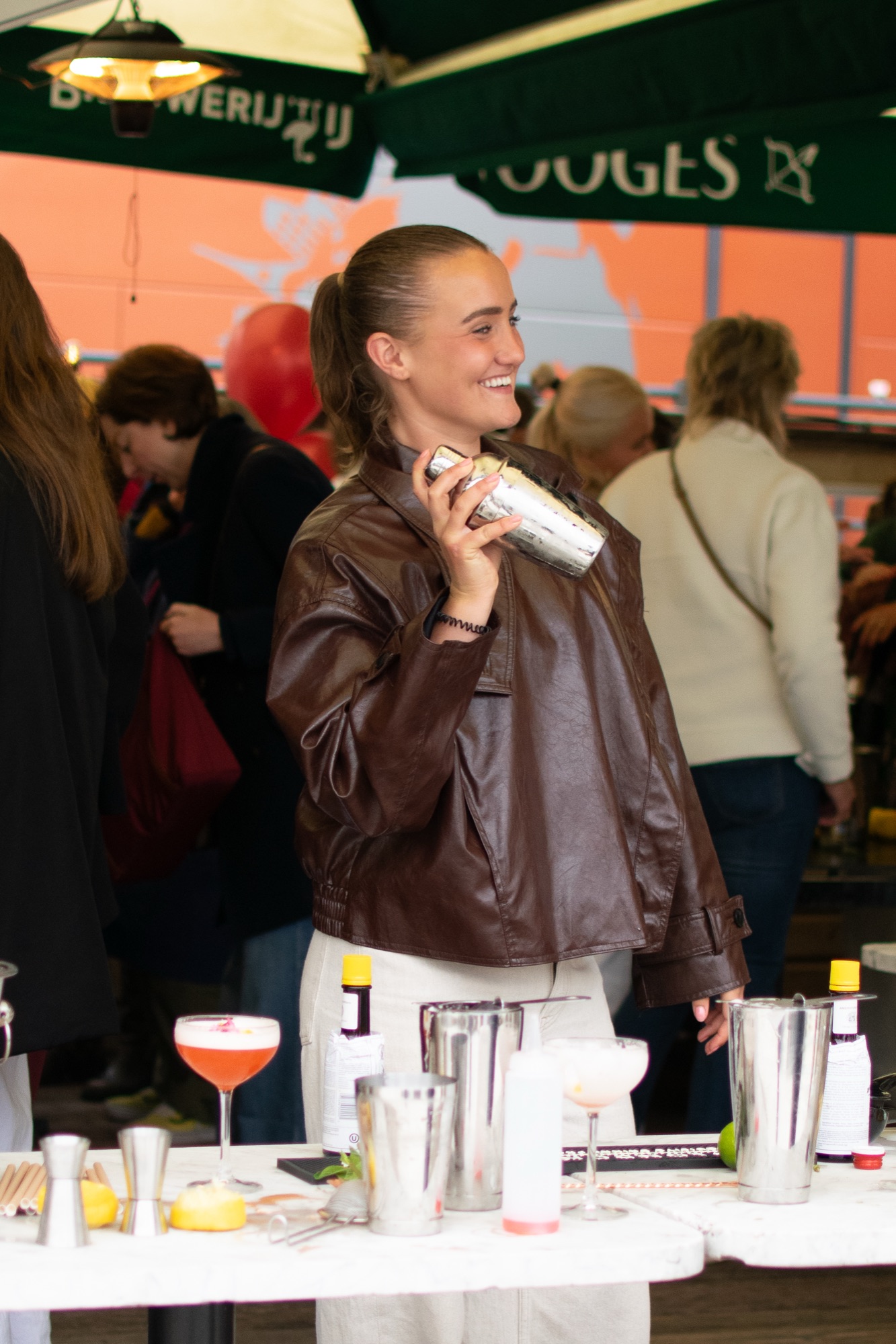 Bartender van Bar Bonamy shaket lachend op een buitenevenement