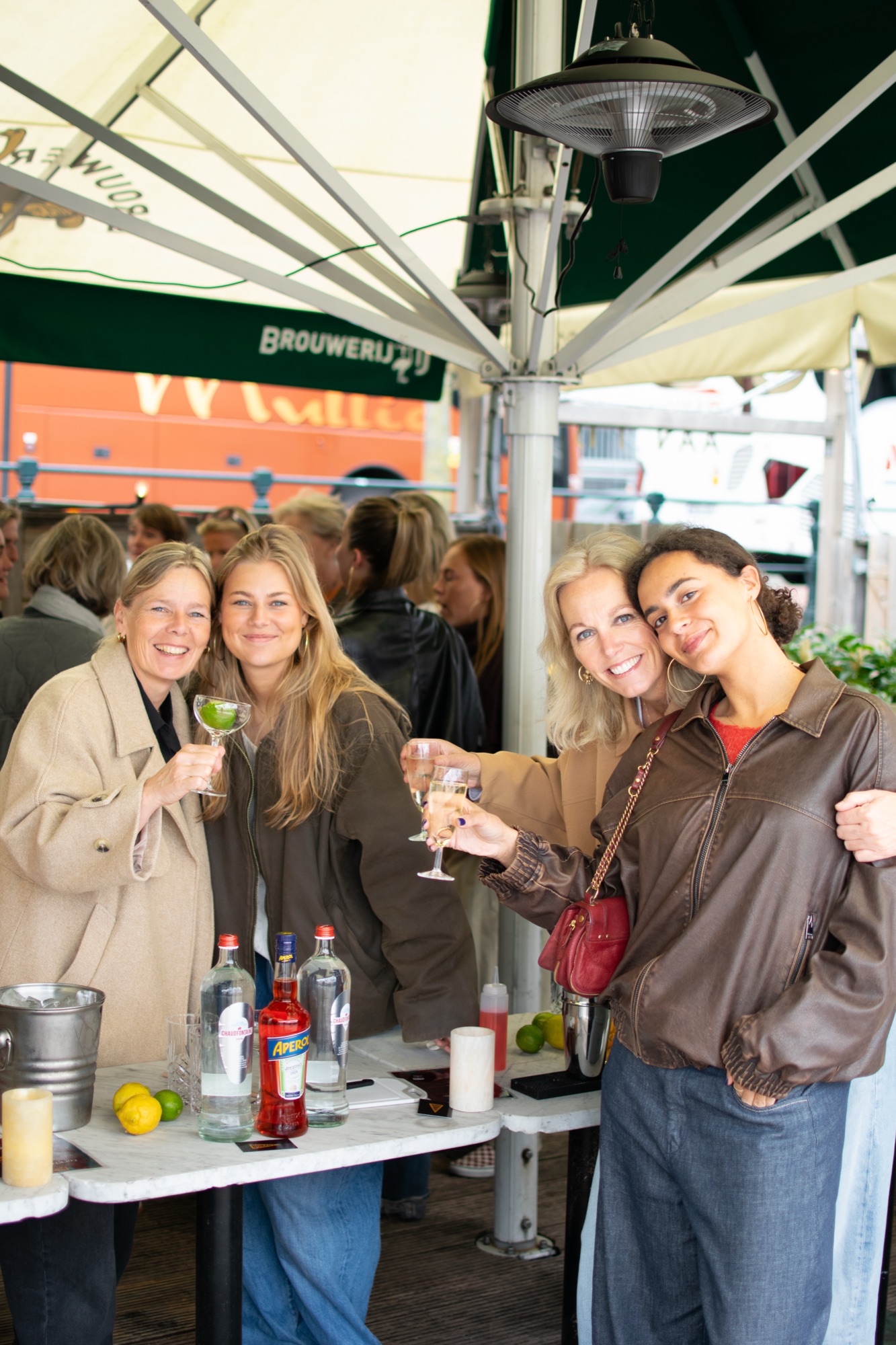 Twee bartenders van Bar Bonamy achter een drukke bar