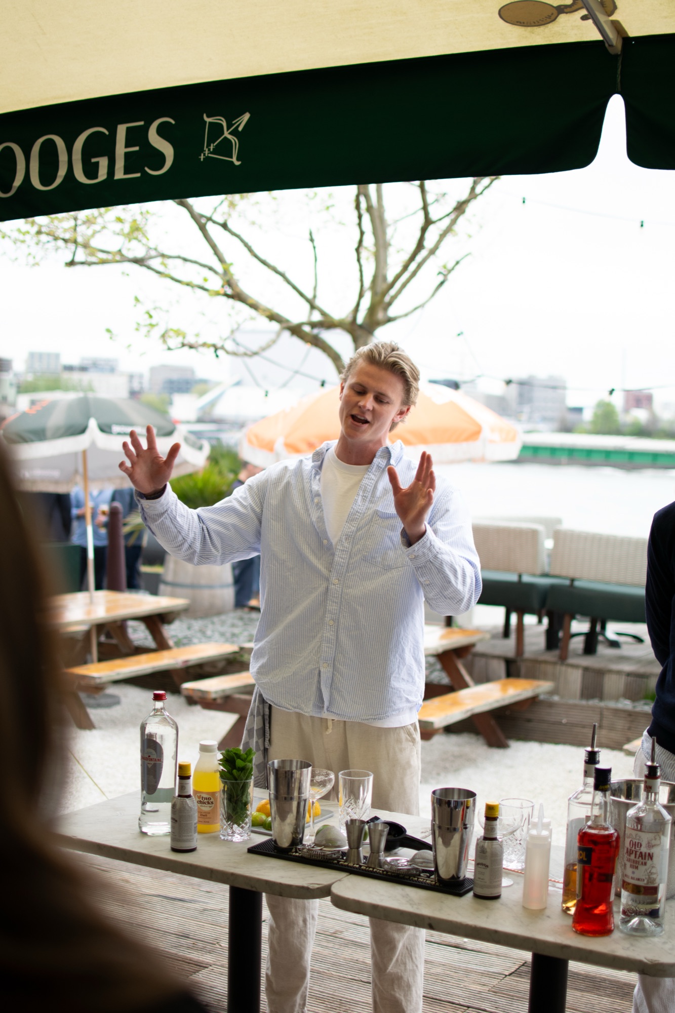 Gast lacht tijdens een cocktailmoment op een event