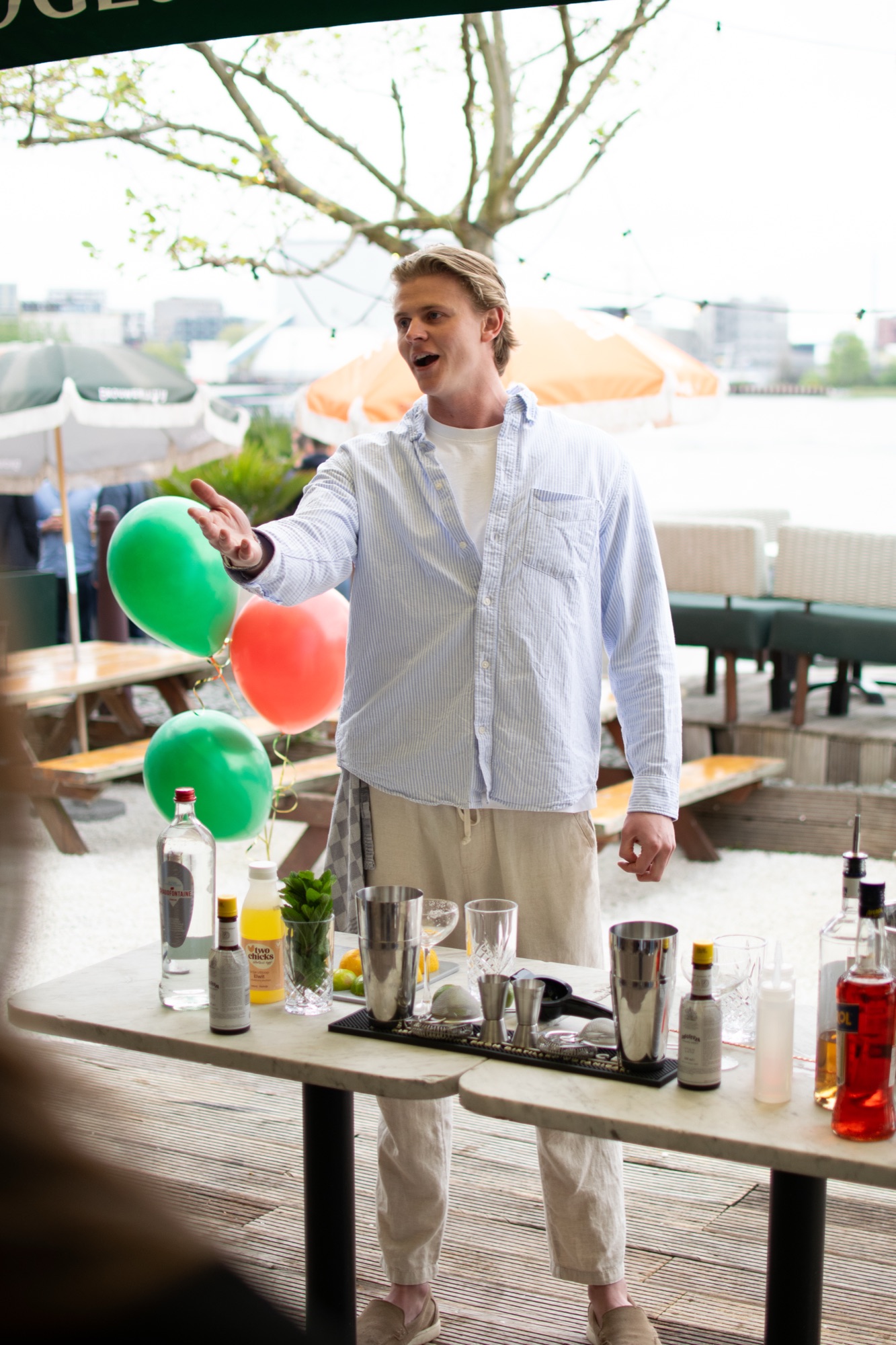 Bartender van Bar Bonamy aan het werk tussen de flessen