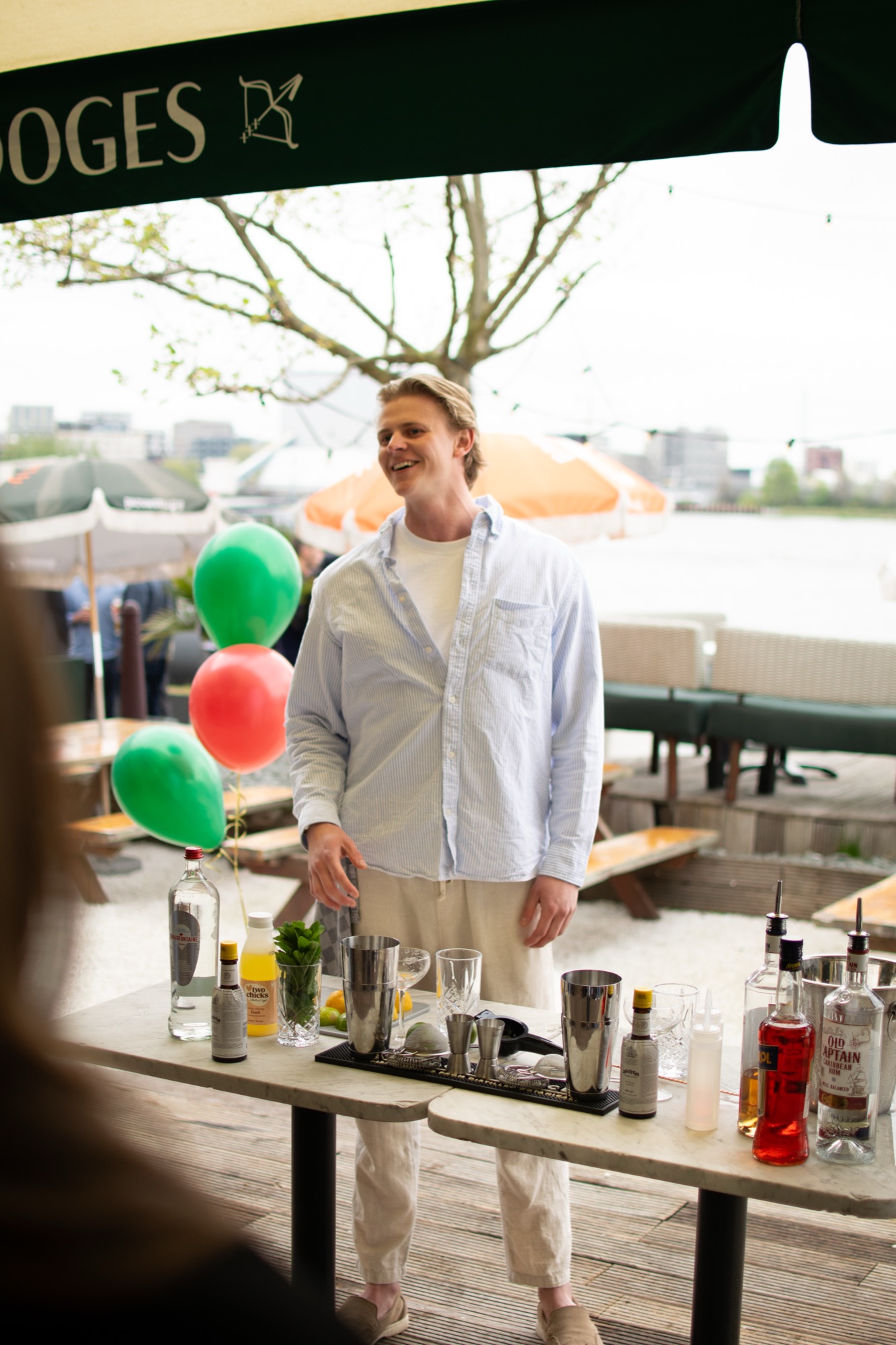 Bartender maakt sfeer tussen kleurrijke ballonnen