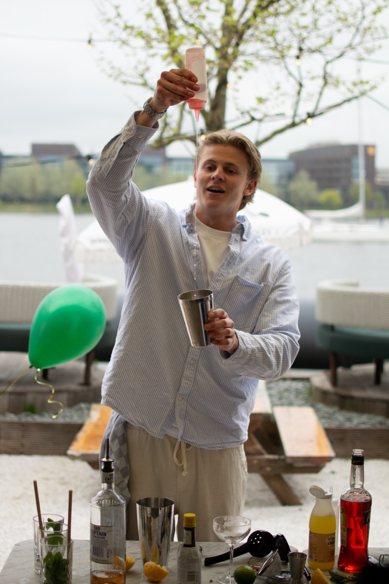 Bartender giet siroop met precisie over de shaker