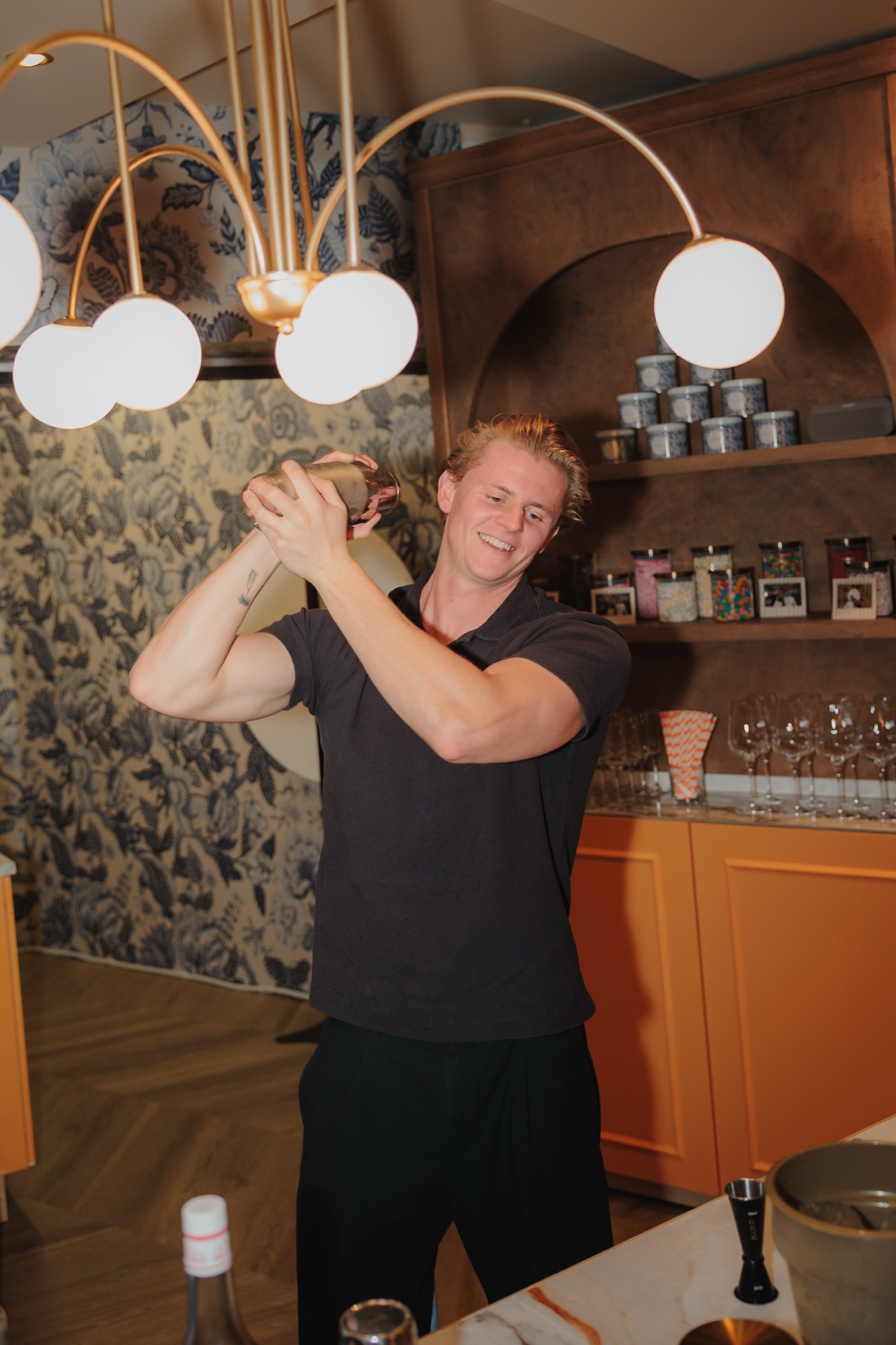 Siroop wordt over ijs gegoten tijdens de cocktailworkshop