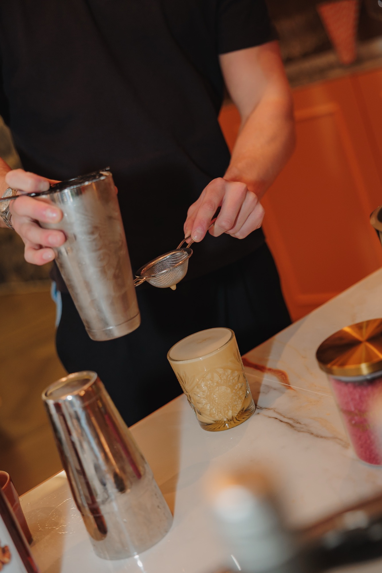 Detail van het afzeven van een cocktail