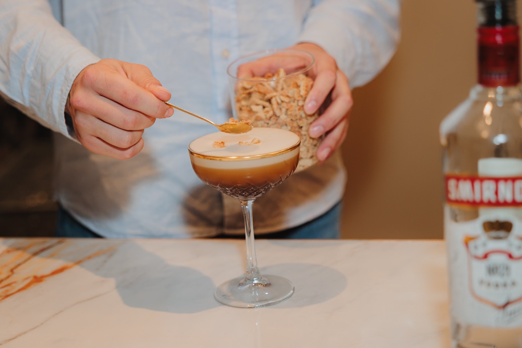 Garnering van een espresso-cocktail met crumble