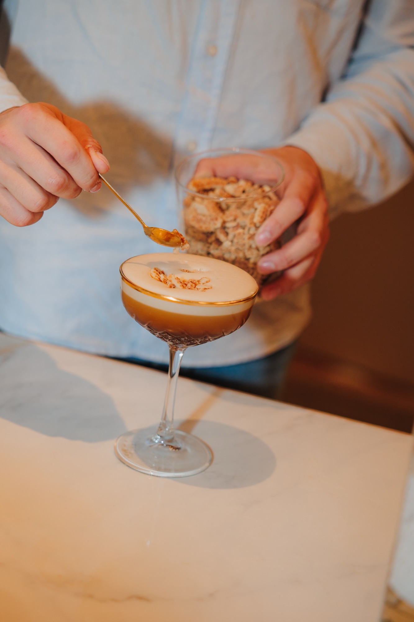 Close-up van het garneren van een cocktail